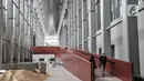 Pengunjung  berjalan saat mengunjungi pameran Jakarta Biennale 2021 di Museum Nasional, Jakarta, Selasa (23/11/2021). Jakarta Biennale kali ini mengangkat tema "Esok". (merdeka.com/Iqbal S. Nugroho)