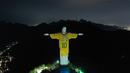 Patung Kristus Sang Penebus (Christ the Redeemer) di Rio de Janeiro, Brasil diterangi gambar jersey dari legenda sepak bola Brasil, Pele sebagai penghormatan atas satu tahun kematian sang pemain pada Jumat, 29 Desember 2023. (AFP/Mauro Pimentel)