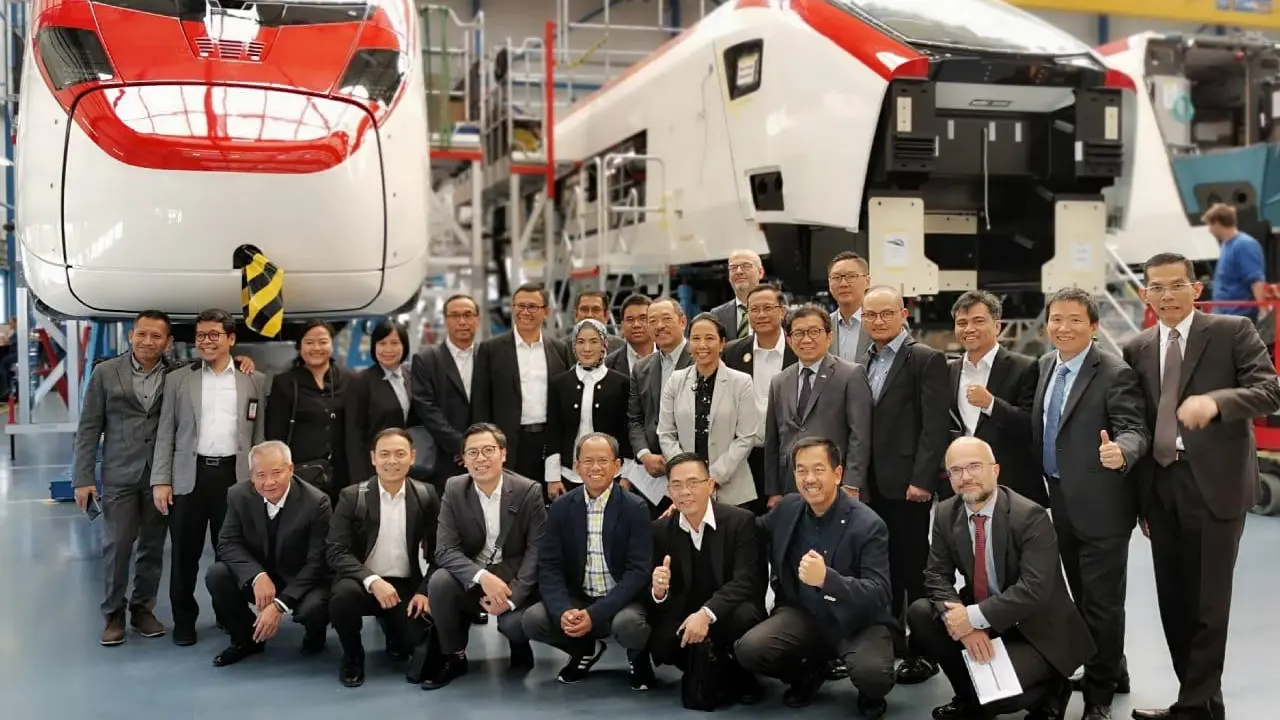Kerja sama antara PT INKA (Persero) dan PT Kereta Api Indonesia (Persero) dengan Perusahaan produsen kereta api Swiss Stadler Rail. Dok Kementerian BUMN