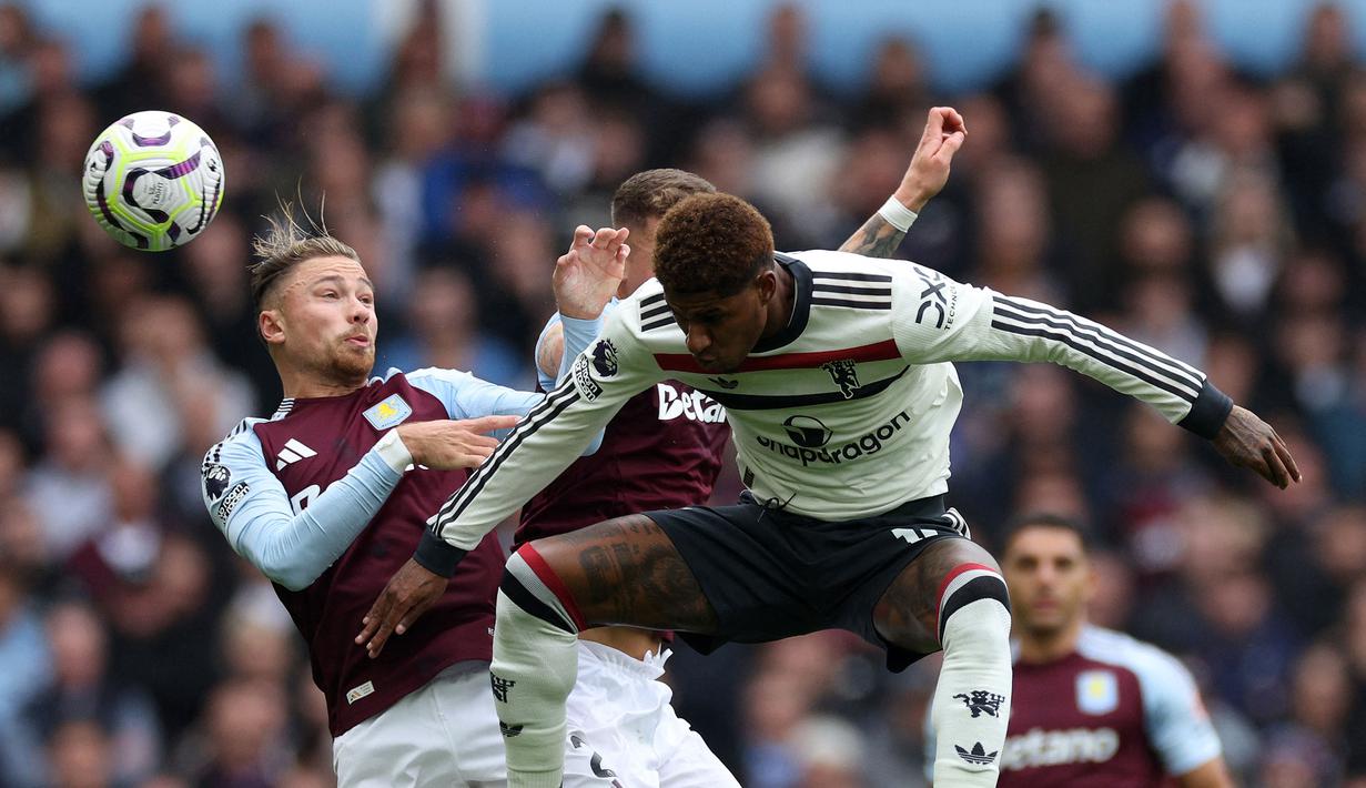 Pemain Manchester United, Marcus Rasfhford (kanan) berebut bola dengan pemain Aston Villa, Matty Cash pada laga lanjutan Liga Inggris 2024/2025 di Villa Park, Birmingham, Inggris, Minggu (06/10/2024). (AFP/Adrian Dennis)