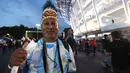 Seorang suporter asal Papua berpose di depan fotografer sebelum laga FIFA Matchday antara Timnas Indonesia melawan Argentina di Satdion Utama Gelora Bung Karno (SUGBK), Senayan, Jakarta, Senin (19/06/2023). (Bola.com/Bagaskara Lazuardi)