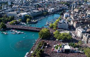 Pemandangan udara dari ratusan ribu peserta peserta menari di jalanan pada festival musik dansa tahunan, Street Parade ke-27, di pusat kota Zurich, Swiss, 11 Juli 2018. Tema Street Parade tahun ini adalah Budaya Toleransi. (Ennio Leanza/Keystone via AP)