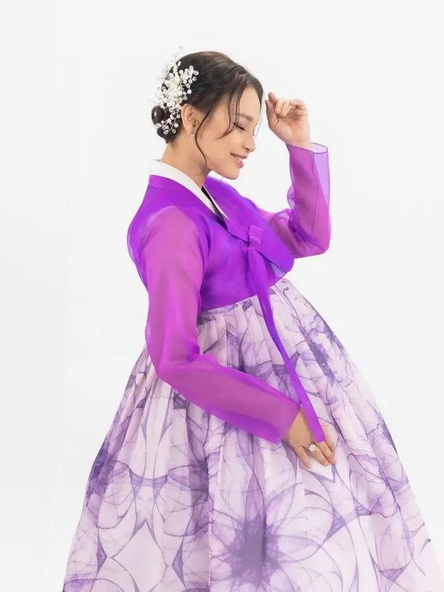 Tampil Menawan, Ini 5 Potret Rossa Pakai Hanbok Motif Batik