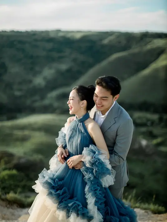 Latar belakang bukit kapur di Sumba dengan nuansa putih keabu-abuan semakin memperkuat kesan magis dan dreamy dari momen spesial mereka. [@jessicajane99].