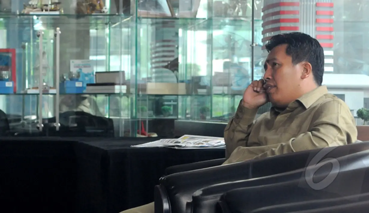 Marisi Matondang saat berada di lobi KPK, Jakarta, Kamis (26/02/2015).Marisi diperiksa sebagai tersangka  kasus dugaan korupsi pengadaan alat kesehatan di Universitas Udayana Bali Tahun  2009. (Liputan6.com/Andrian M Tunay)