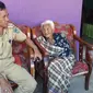 Lurah Romang Polong, Syamsuddin saat berkunjung ke rumah Nenek Dewi. Foto: (Eka Hakim/Liputan6.com)