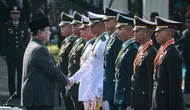 Presiden Indonesia Prabowo Subianto (kiri) menyematkan tanda pangkat perwira penerima Adhi Makayasa kepada delapan perwira remaja dari Akademi TNI dan Akademi Kepolisian di Istana Kepresidenan, Jakarta pada Rabu 23 Juli 2025. (YASUYOSHI CHIBA/AFP)