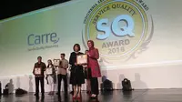 Direktur Pelayanan dan Fasilitas Angkasa Pura II Ituk Herarindri menerima penghargaan dalam  gelaran Service Quality Award 2018 (SQ Award 2018), Kamis (2/8/2018)