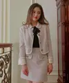 Cinta Laura masih setia dengan outfit korset yang jadi tren selama beberapa tahun terakhir. Tambahkan setelan blazer untuk kesan yang lebih profesional dan elegan. [Instagram].