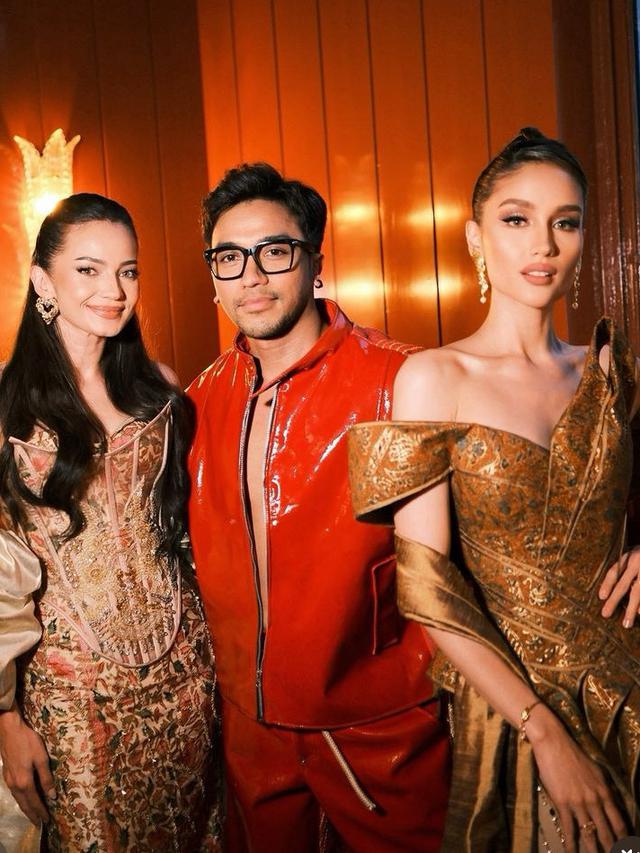 Enzy Storia dan Cinta Laura Dibalut Gaun Batik di Paris Fashion Week 2024.