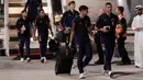 Pemain Timnas Spanyol Ferran Torres (kanan) dan Pedri tiba bersama rekan satu timnya di Bandara Internasional Hamad, Doha, Qatar, Jumat (18/11/2022). Spanyol akan memainkan pertandingan pertama di Piala Dunia 2022 melawan Kosta Rika pada 23 November. (AP Photo/Hassan Ammar)