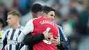 Pelatih Arsenal, Mikel Arteta, memeluk Gabriel Magalhaes, saat merayakan kemenangan atas Newcastle United pada lanjutan Liga Inggris di St James Park, Minggu (28/9/2025). (AP Photo/Jon Super)
