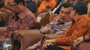 Wapres Jusuf Kalla (tengah) berbincang dengan Ketua MPR Zulkifli Hasan saat menghadiri peringatan Hari Konstitusi di Kompleks Parlemen, Senayan, Jakarta, Selasa (18/8/2015). (Liputan6.com/Herman Zakharia)