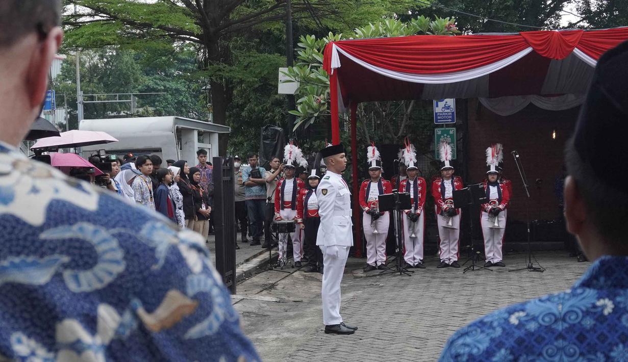 Upacara peringatan ini untuk mengenang ikrar bersejarah pada 28 Oktober 1928 yang menegaskan tekad pemuda Indonesia bertumpah darah satu, tanah air Indonesia; berbangsa satu, bangsa Indonesia; dan menjunjung bahasa persatuan, bahasa Indonesia. (merdeka.com/magang/Randi Saputra)