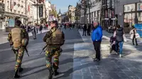 Polisi Belgia berjaga usai seorang pria melajukan kendaraan dengan kecepatan tinggi di tengah kerumunan warga, sehari setelah teror London. (AP)