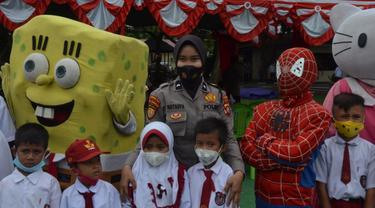 Superhero Bantu Anak Usia 6–11 Tahun di Gorontalo Agar Tidak Takut Divaksin (Arfandi/Liputan6.com)