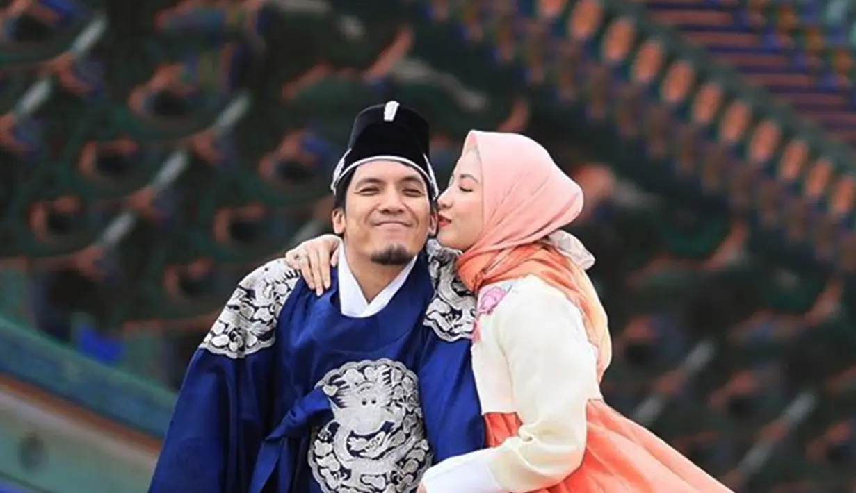 <p>Kini Desta suami dari Natasha Rizky baru saja menyelesaikan film terbarunya, yaitu berjudul The Pretty Boys bersama Vincent. Meski kini banyak jadi presenter di stasiun tv, Desta pun juga tetap jalani kesibukannya sebagai penyiar radio. (Liputan6.com/IG/natasharizkynew)</p>