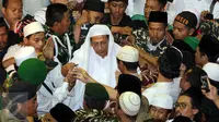Habib Luthfi bin Yahya usai mengikuti Istighosah Nahdlatul Ulama (NU) di Masjid Istiqlal, Jakarta, Minggu (14/6). Istighosah tersebut menyambut bulan Ramadan 1436 H sekaligus pembukaan Munas Alim Ulama. (Liputan6.com/Helmi Afandi)