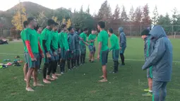 Para pemain Timnas Indonesia U-19 bersiap mengikuti latihan di Paju National Football Centre, Gyeonggi, Minggu (29/10/2017). Persiapan dilakukan Timnas U-19 jelang laga Kualifikasi Piala Asia 2018. (Bola.com/Media PSSI)