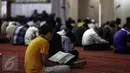 Seorang jamaah bertadarus pada hari pertama Ramadan 1437 H di Masjid Istiqlal, Jakarta, Senin (6/6). Bulan Ramadan, umat muslim memanfaatkan waktu memperbanyak ibadah dengan tadarus dan melaksanakan salat sunah. (Liputan6.com/Faizal Fanani)