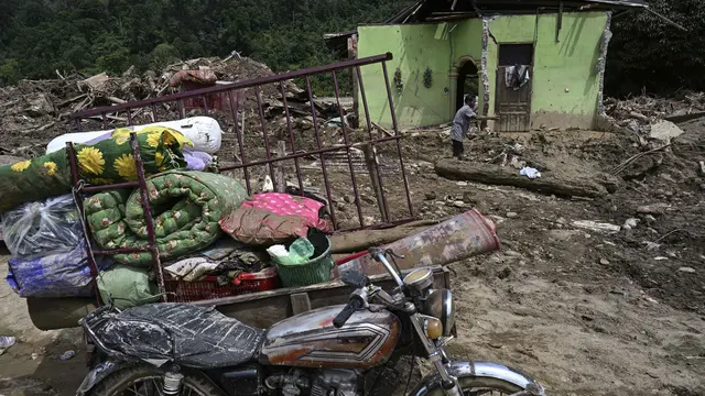 Banjir Bandang Sumatra: Kayu Gelondongan dan Lumpur Tutup Permukiman Warga di Garoga Sumatera Utara