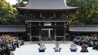Juara Grand Sumo, Hakuho (kedua kiri) melakukan upacara mengentakkan kaki di Kuil Meiji, Tokyo, 8 Januari 2019. Acara tradisional yang merupakan ritual Shinto ini menjadi bagian dari perayaan Tahun Baru tahunan di kuil tersebut. (Toshifumi KITAMURA/AFP)