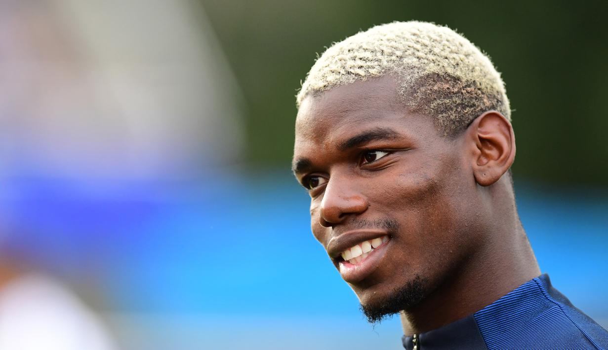 Paul Pogba dengan rambut berwarna putih saat mengikuti sesi latihan di Clairefontaine en Yvelines, (29/8/2016). Latihan tersebut untuk melawan Italia pada laga persahabatan. (AFP/Franck Fife)