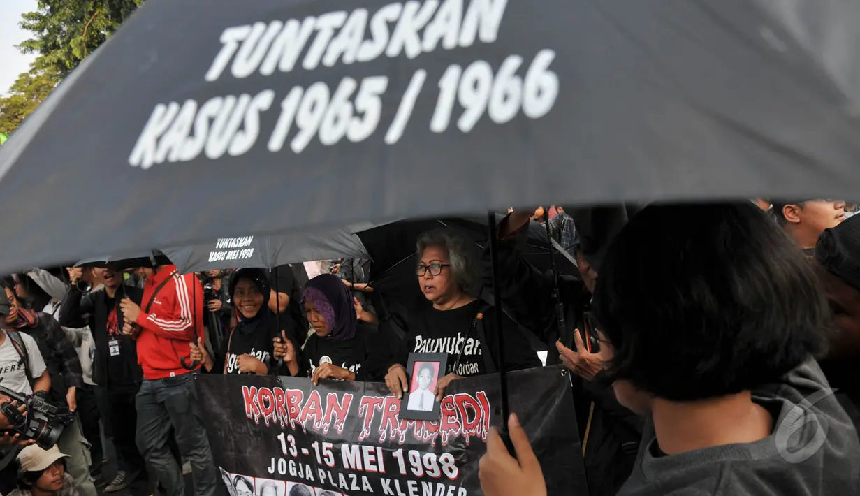 Aksi Kamisan dengan tema "17 tahun terakhir Pemerintah telah gagal memberikan kepastian hukum kepada para korban dan keluarga korban pelanggaran HAM berat masa lalu". , Jakarta, Kamis (21/5/2015). (Liputan6.com/Johan Tallo)