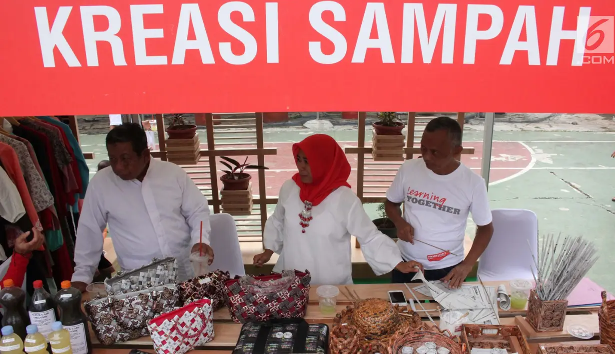 Sejumlah Warga menjual kreasi sampah yang di buat sendiri di Asrama Dinas Lingkungan Hidup Jakarta, Jakarta, Sabtu (28/10). (Liputan6.com)
