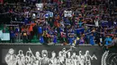 Suporter Aremania memadati Stadion Maguwoharjo saat pertandingan 8 besar Piala Jenderal Sudirman antara Arema melawan Pusamania, Sleman, Selasa (22/12/2015). Arema menang 5-4 melalui adu pinalti setelah kedua tim bermain imbang 2-2. (Foto:Boy Harjanto)
