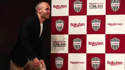 Andres Iniesta saat mengikuti jumpa pers perkenalan dirinya bersama Vissel Kobe di Tokyo, (24/5/2018). Andres memilih bergabung dengan Vissel Kobe selama tiga musim. (AFP/Behrouz Mehri)