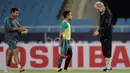 Pemain Timnas Indonesia, Andik Vermansah, mendengarkan instruksi sang pelatih, Alfred Riedl, saat latiihan terakhir jelang melawan Vietnam di Stadion My Dinh, Hanoi, Vietnam, Selasa (6/12/2016). (Bola.com/Peksi Cahyo)