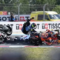 Kekacauan pada start balapan MotoGP Hungaria 2026 yang awalnya disebabkan kecelakaan yang dialami Jorge Martin. (Ferenc ISZA / AFP)