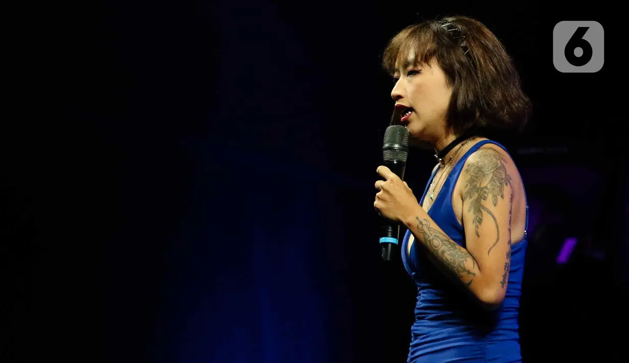 Komika Annie Yang saat tampil dalam acara Jakarta International Comedy Festival (Jicomfest) 2023 di Tennis Indoor Senayan, Jakarta, Sabtu (16/12/2023). (Liputan6.com/Herman Zakharia)
