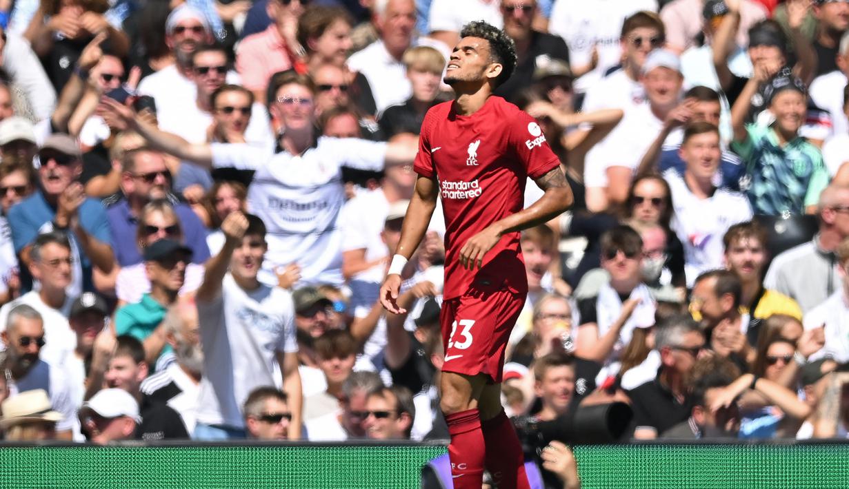 Mampu keluar dari tekanan Fulham, Liverpool sempat mencetak gol melalui Luis Diaz pada menit ke-14. Namun gol akhirnya dianulir wasit usai Andrew Robertson, sang pemberi umpan terlebih dahulu terperangkap offside. (AFP/Justin Tallis)
