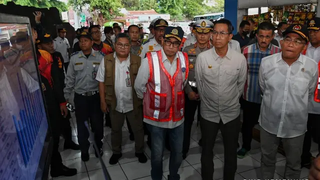 Menteri Perhubungan Budi Karya Sumadi saat meninjau Terminal Kampung Rambutan, Jakarta.