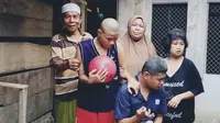 Pasutri itu ialah Rahman Abdul Gani Yona dan Zulfidar Maroe bersama tiga anak disabilitas (Arfandi Ibrahim/Liputan6.com)