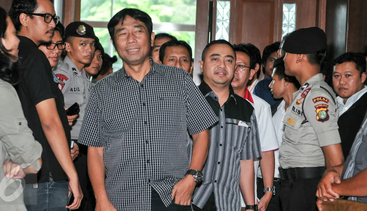 Wakil Ketua DPRD DKI Jakarta, Abraham Lunggana alias Haji Lulung turut mendatangi Pengadilan Tipikor, Jakarta, Kamis (4/2/2016). Kehadirannya untuk melihat langsung Ahok bersaksi di kasus dugaan korupsi pengadaan UPS. (Liputan6.com/Yoppy Renato)