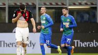 Pemain AC Milan Diogo Dalot (kiri) tertunduk usai pemain Sassuolo Giacomo Raspadori mencetak gol ke gawangnya pada pertandingan Serie A di Stadion San Siro, Milan, Italia, Rabu (21/4/2021). (AP Photo/Antonio Calanni)
