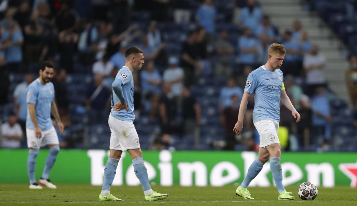 Para pemain Manchester City tampak lesu usai gawangnya kebobolan dari pemain Chelsea pada laga final Liga Champions di Stadion Dragao, Minggu (30/5/2021). Chelsea sementara unggul 1-0 di babak pertama. (AP/Manu Fernandez, Pool)