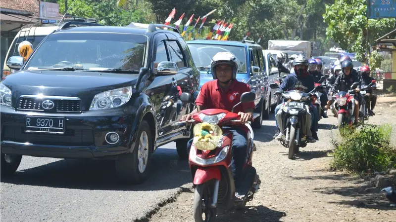 Ilustrasi – Lalu lintas Bandung-Yogyakarta di ruas Ciguling, Majenang, Cilacap, pada arus mudik lebaran 2015. (Foto: Liputan6.com/Muhamad Ridlo)