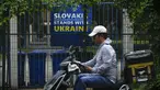 Seorang pengantar barang melewati papan reklame yang menunjukkan dukungan untuk Ukraina yang dipajang di sela-sela pagar Kedutaan Besar Slovakia di Beijing, Kamis (17/5/2023). Kedutaan-kedutaan besar di Beijing telah diminta oleh pemerintah China untuk menghindari propaganda setelah beberapa pengibaran bendera Ukraina atau memasang plakat yang menyatakan dukungan untuk Ukraina. (AP Photo/Andy Wong)