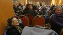 Orang-orang yang terlantar akibat gempa berkekuatan 7,8 yang melanda Turki dan Suriah awal bulan ini, berkumpul di Katedral Saint Elijah di kota utara Aleppo yang dikuasai pemerintah pada 21 Februari 2023. Aleppo, pernah menjadi pusat komersial utama, telah dihancurkan oleh lebih dari satu dekade perang ketika gempa berkekuatan 7,8 melanda pada awal Februari, menewaskan lebih dari 45.000 orang di seluruh Turki dan Suriah dan meratakan seluruh lingkungan. (AFP/Louai Beshara)