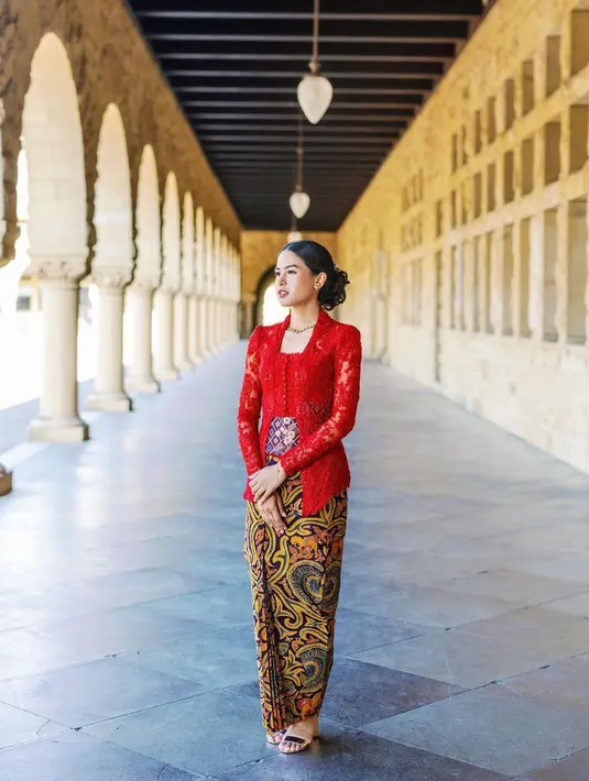 Model kebaya Kutubaru memang tak ada habisnya dieksplorasi dengan berbagai gaya, seperti yang dipakai Maudy Ayunda. Opsi warna bold seperti merah membuat pemakainya langsung terlihat menonjol dan beda. (Foto: Instagram @maudyayunda)