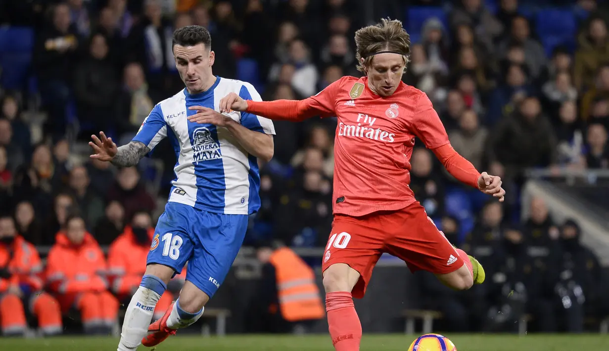 Aksi gelandang Real Madrid, Luka Modric pada laga lanjutan La Liga yang berlangsung di stadion Cornellà-El Prat, Espanyol, Senin (28/1). Real Madrid menang 4-2 atas Espanyol. (AFP/Josep Lago)