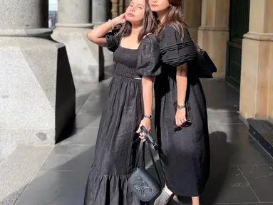 Kekompakan Acha Septriasa dan Rossa saat menikmati suasana di Martin Place, Sydney. (Foto: Instagram/ itsrossa910)