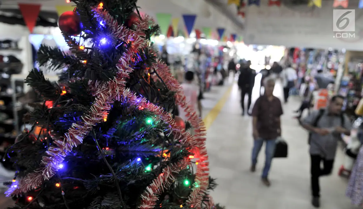 Pohon Natal menghiasi tempat penyeberangan orang (TPO) Kota Tua, Jakarta, Kamis (20/12). Pemasangan pohon Natal tersebut untuk menyambut Natal dan Tahun Baru. (Merdeka.com/Iqbal Nugroho)