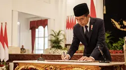 Presiden Jokowi melantik sejumlah menteri,wakil menteri dan dan beberapa kepala badan pemerintahan. (Yasuyoshi CHIBA / AFP)