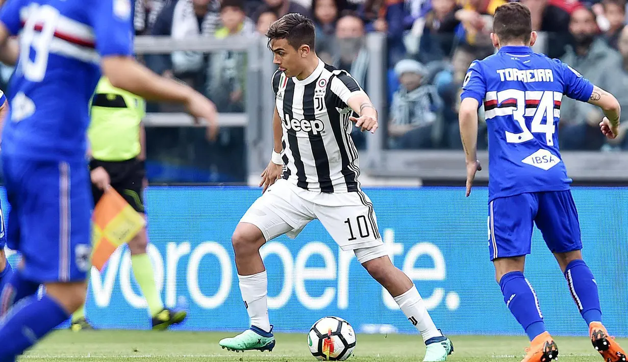 Striker Juventus, Paulo Dybala, mengontrol bola saat melawan Sampdoria pada laga Serie A di Stadion Allianz, Turin, Minggu (15/4/2018). Juventus menang 3-0 atas Sampdoria. (AFP/Alessandro Di Marco)
