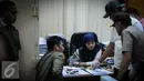 Salah satu karyawan diperiksa saat operasi tangkap tangan (OTT) terkait pungutan liar perizinan kapal di Kementerian Perhubungan, Jakarta, Selasa (11/10). (Liputan6.com/Faizal Fanani)